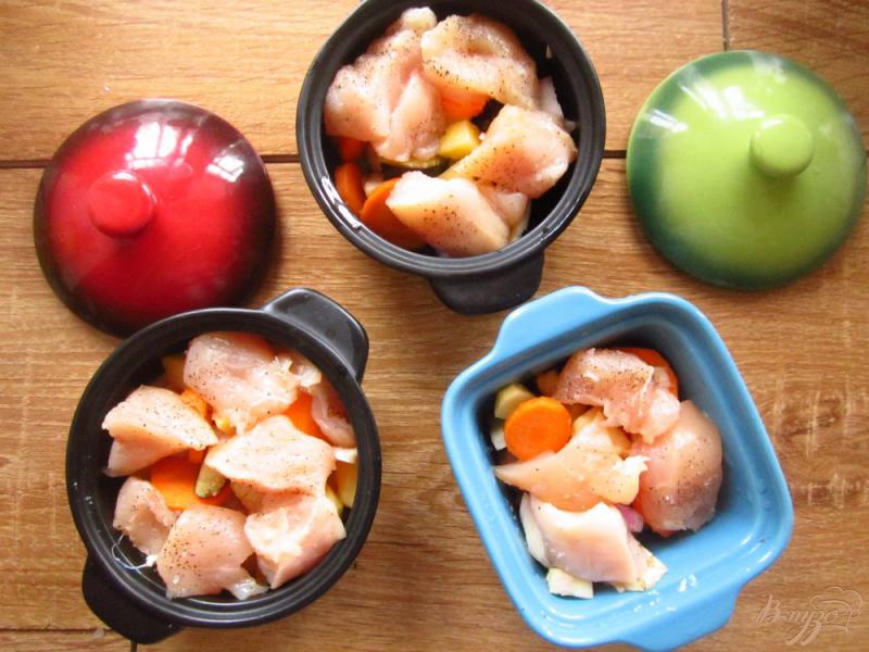 Фото приготовление рецепта: Курица запеченная с овощами в томатном соусе шаг №3