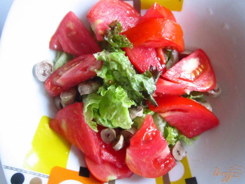 Фото приготовление рецепта: Салат с куриными сердцами и сырным соусом шаг №5