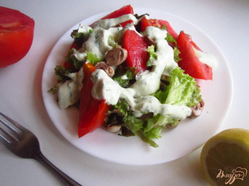 Фото приготовление рецепта: Салат с куриными сердцами и сырным соусом шаг №6