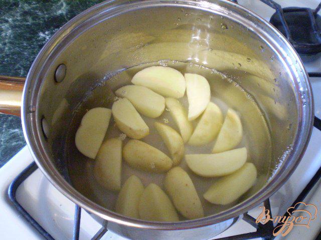 Фото приготовление рецепта: Теплый картофельный салат с луком и мелиссой шаг №3
