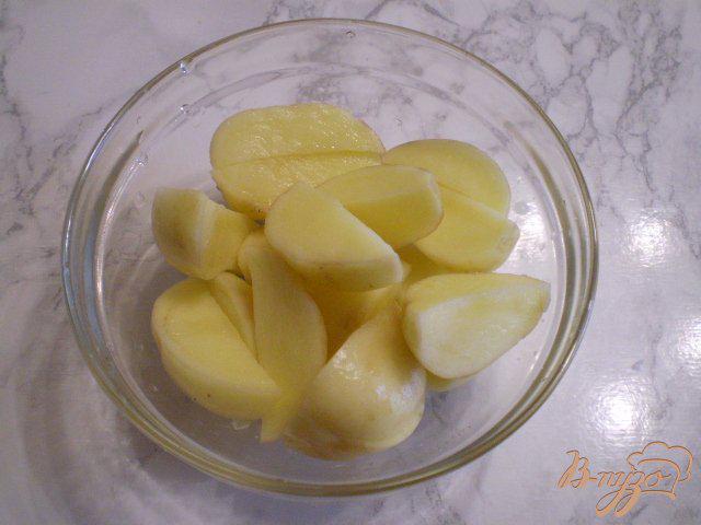 Фото приготовление рецепта: Теплый картофельный салат с луком и мелиссой шаг №2
