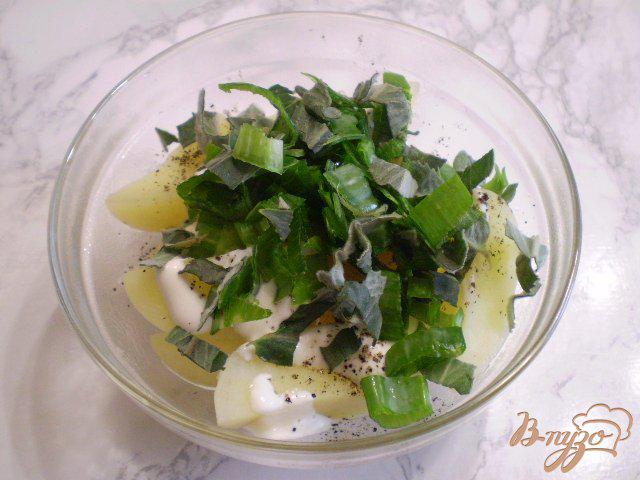 Фото приготовление рецепта: Теплый картофельный салат с луком и мелиссой шаг №7
