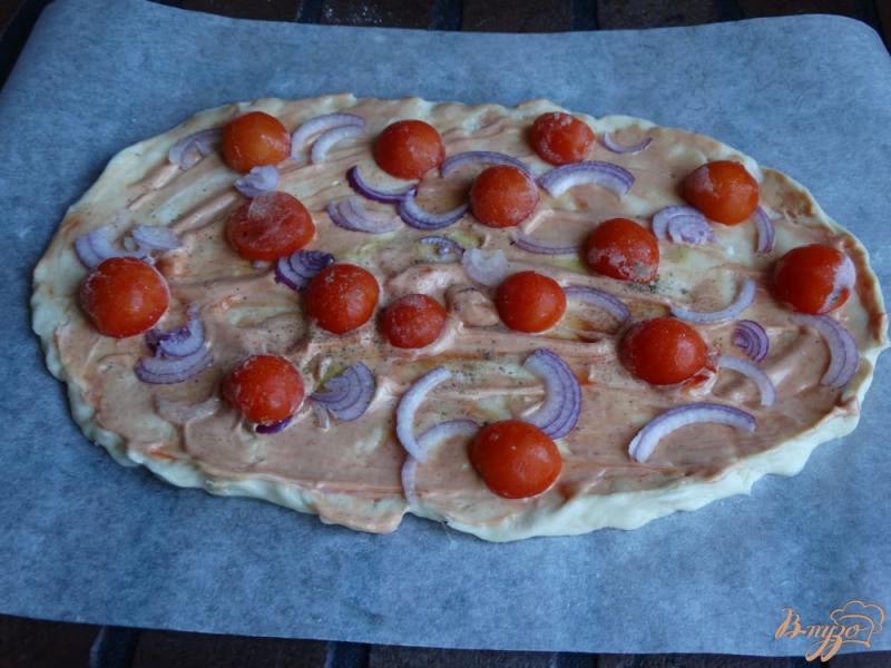 Фото приготовление рецепта: Грибная пицца с яйцом шаг №5