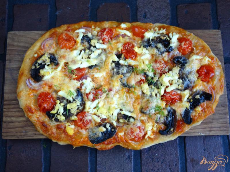 Фото приготовление рецепта: Грибная пицца с яйцом шаг №11