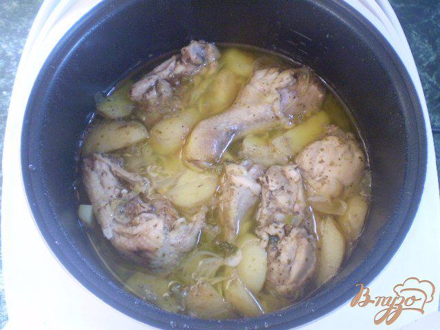 Фото приготовление рецепта: Курица с молодым картофелем в мультиварке шаг №10