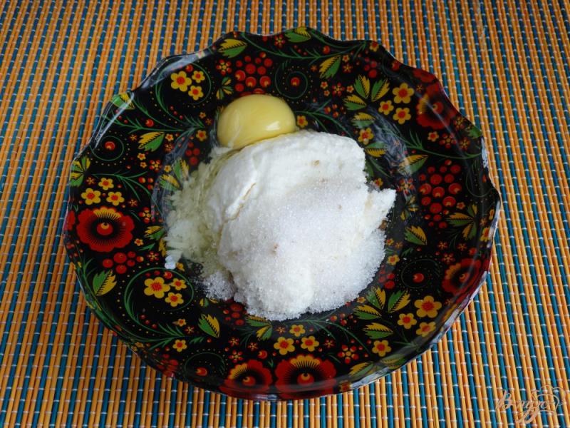 Фото приготовление рецепта: Воздушная запеканка из сливочного сыра с вишней шаг №3