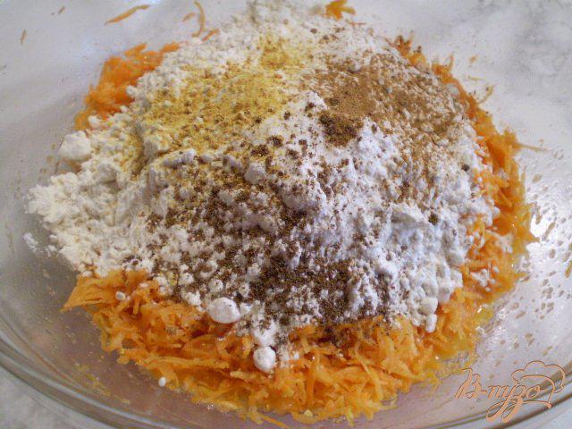 Фото приготовление рецепта: Пирог из моркови с цедрой, корицей и мускатным орехом шаг №4