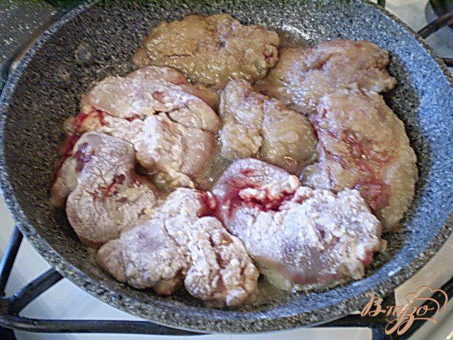 Фото приготовление рецепта: Куриная печень с чесноком в сметане шаг №3