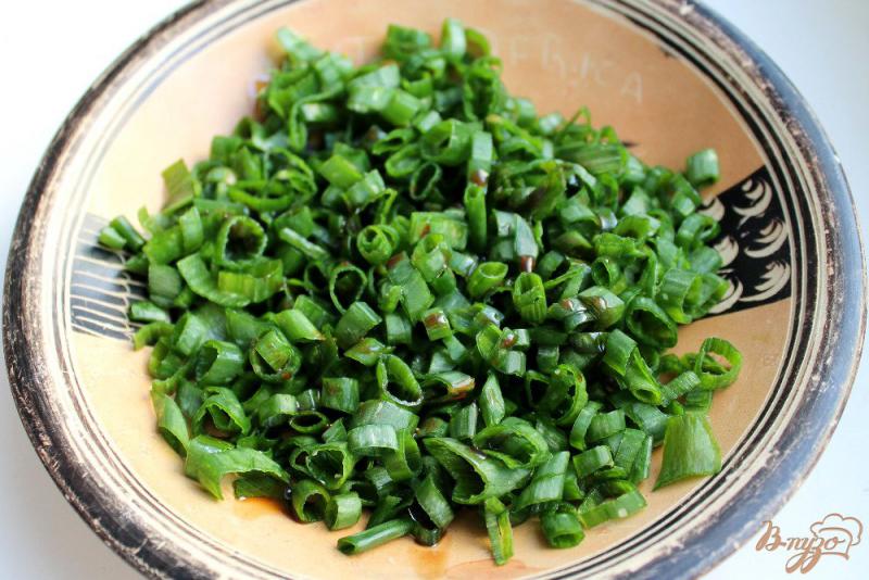 Фото приготовление рецепта: Салат с зеленым луком, яйцом и брынзой шаг №1