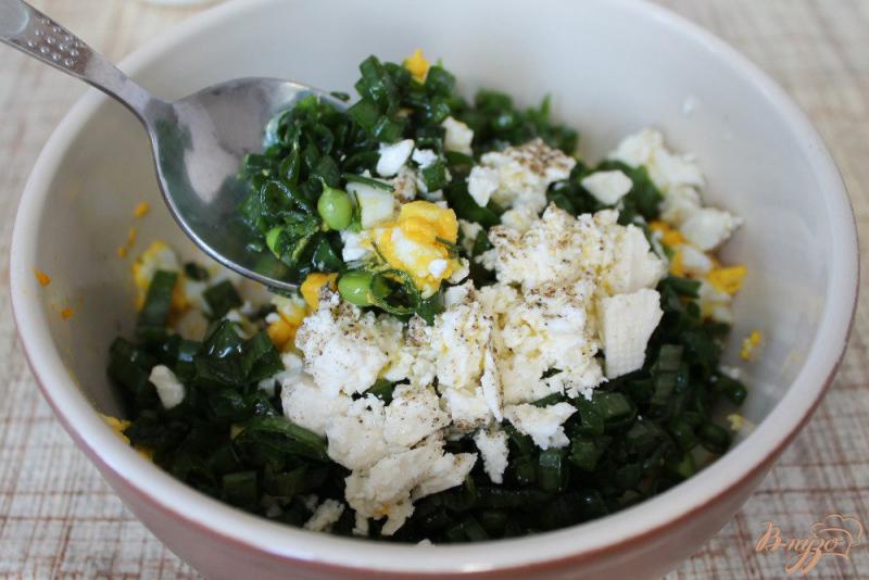 Фото приготовление рецепта: Салат с зеленым луком, яйцом и брынзой шаг №6