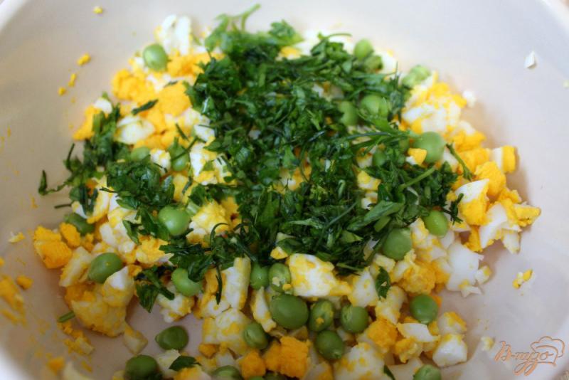 Фото приготовление рецепта: Салат с зеленым луком, яйцом и брынзой шаг №4