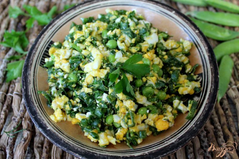 Фото приготовление рецепта: Салат с зеленым луком, яйцом и брынзой шаг №7