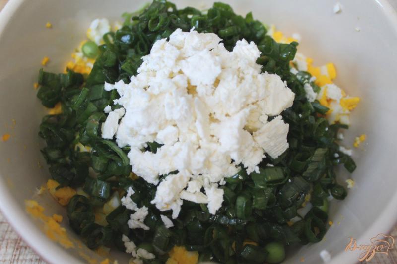 Фото приготовление рецепта: Салат с зеленым луком, яйцом и брынзой шаг №5