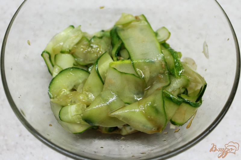 Фото приготовление рецепта: Огуречный салат с имбирем шаг №6