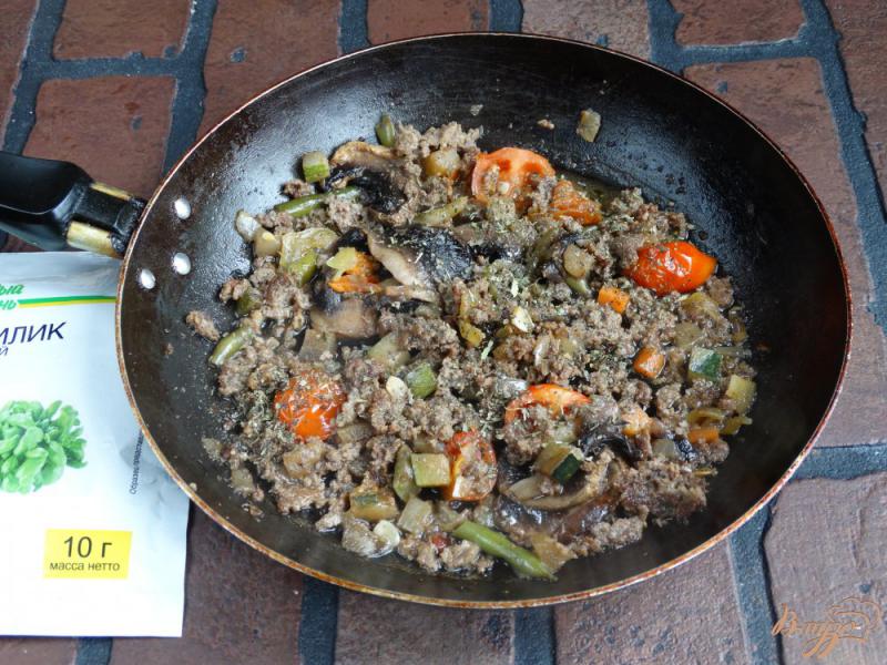 Фото приготовление рецепта: Соевая паста с фаршем грибами и овощами шаг №5