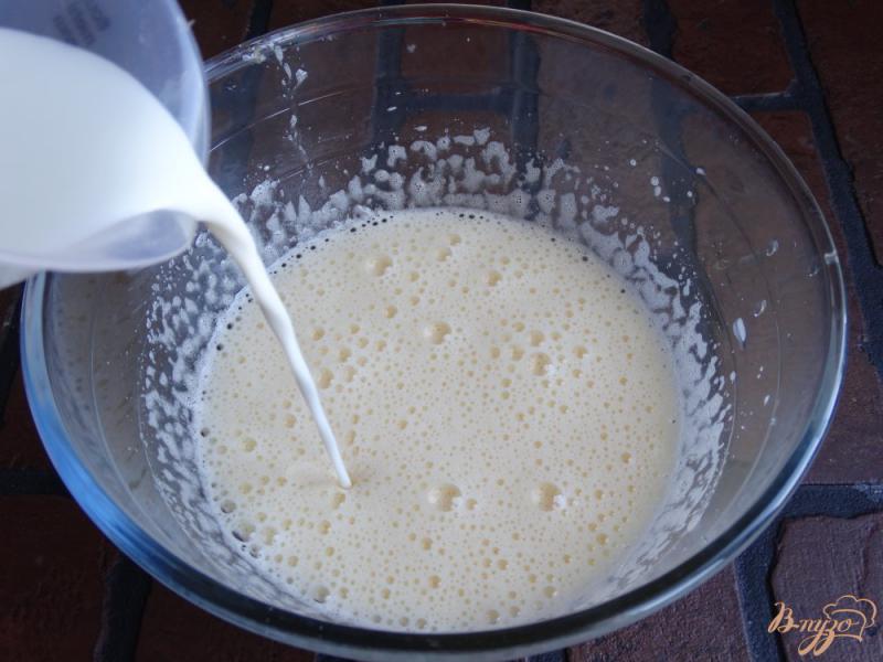 Фото приготовление рецепта: Клафути с вишней и сливочным сыром шаг №3