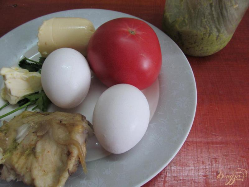 Фото приготовление рецепта: Омлет с помидором и курицей шаг №1