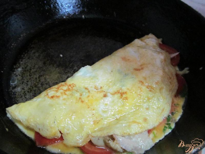 Фото приготовление рецепта: Омлет с помидором и курицей шаг №5