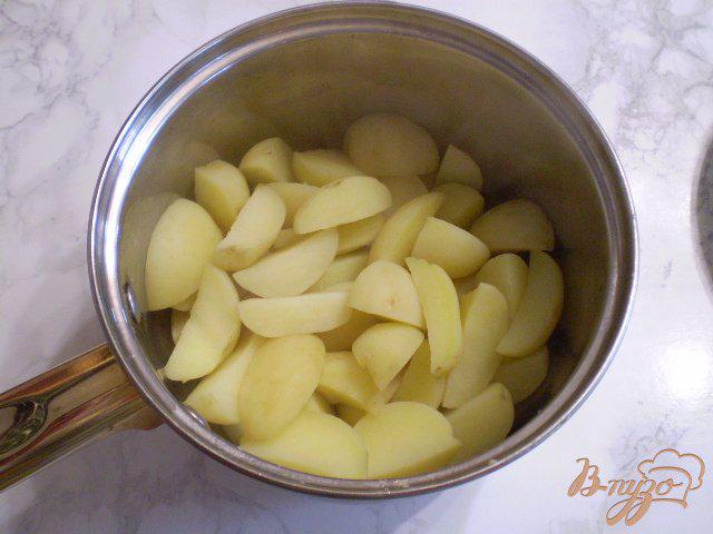 Фото приготовление рецепта: Молодой картофель со специями шаг №4