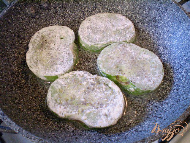 Фото приготовление рецепта: Зеленые помидоры жареные шаг №5
