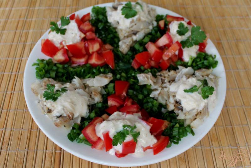 Фото приготовление рецепта: Салат фуршет с рыбой и помидорами шаг №7