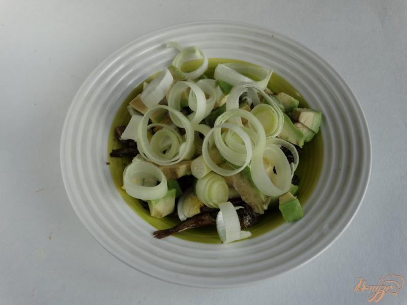 Фото приготовление рецепта: Салат со шпротами и авокадо шаг №4