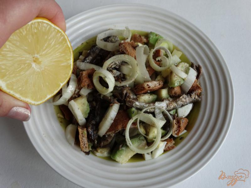 Фото приготовление рецепта: Салат со шпротами и авокадо шаг №6
