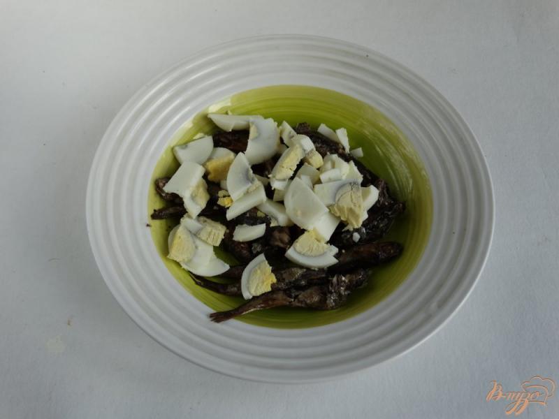 Фото приготовление рецепта: Салат со шпротами и авокадо шаг №2