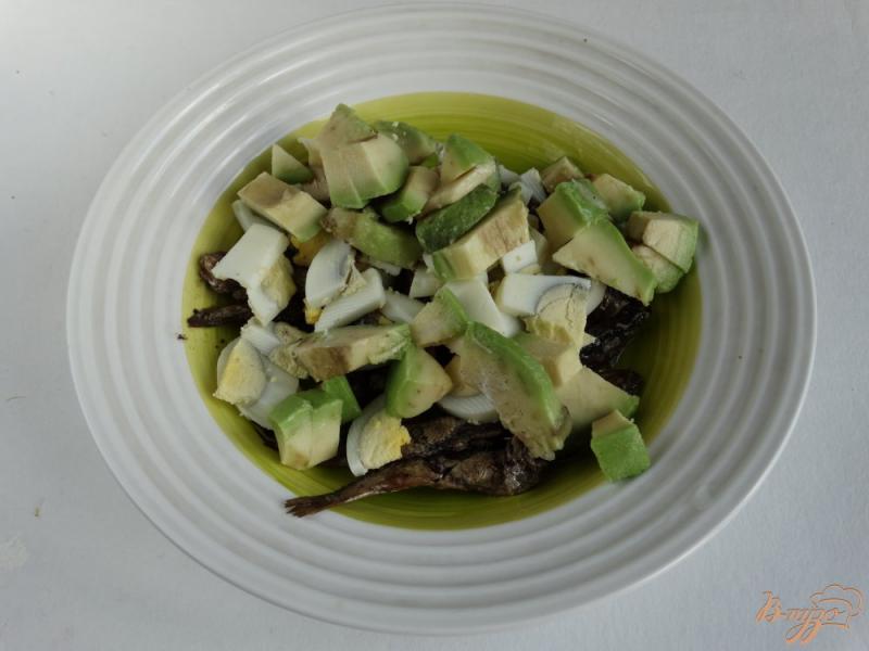 Фото приготовление рецепта: Салат со шпротами и авокадо шаг №3