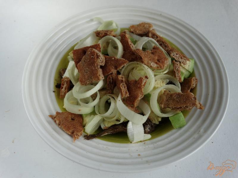 Фото приготовление рецепта: Салат со шпротами и авокадо шаг №5