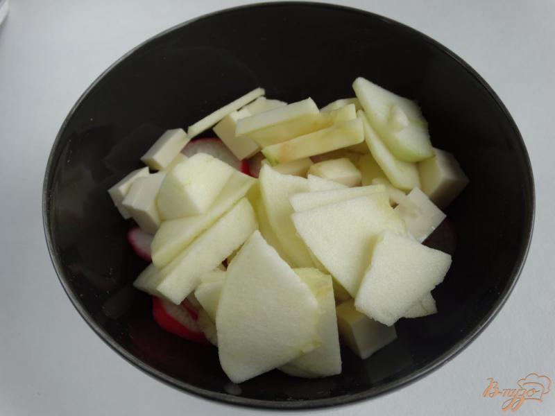 Фото приготовление рецепта: Салат из редиса плавленого сыра и яблока шаг №3