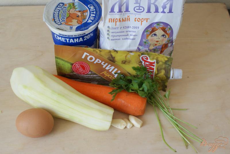 Фото приготовление рецепта: Кабачковые оладьи с белым чесночным соусом шаг №1