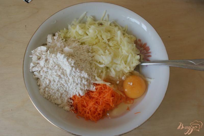 Фото приготовление рецепта: Кабачковые оладьи с белым чесночным соусом шаг №2