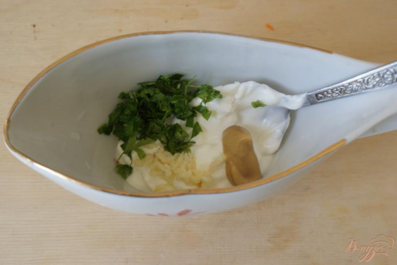 Фото приготовление рецепта: Кабачковые оладьи с белым чесночным соусом шаг №4