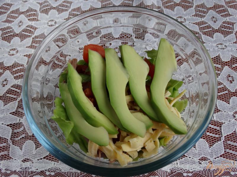 Фото приготовление рецепта: Салат из авокадо индейки и овощей шаг №5