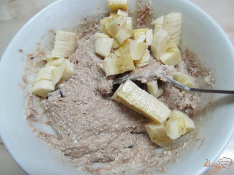 Фото приготовление рецепта: Творожно-шоколадный десерт с бананом шаг №4