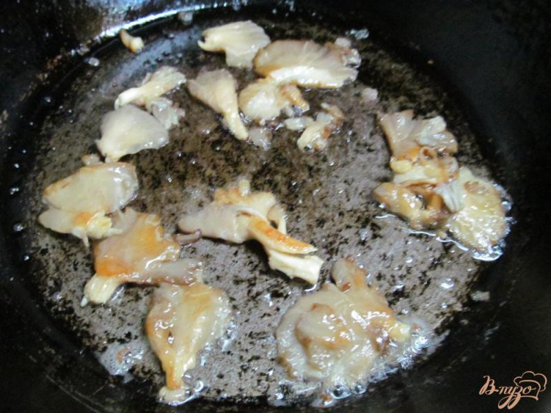 Фото приготовление рецепта: Салат из крабовых палочек и грибов шаг №2