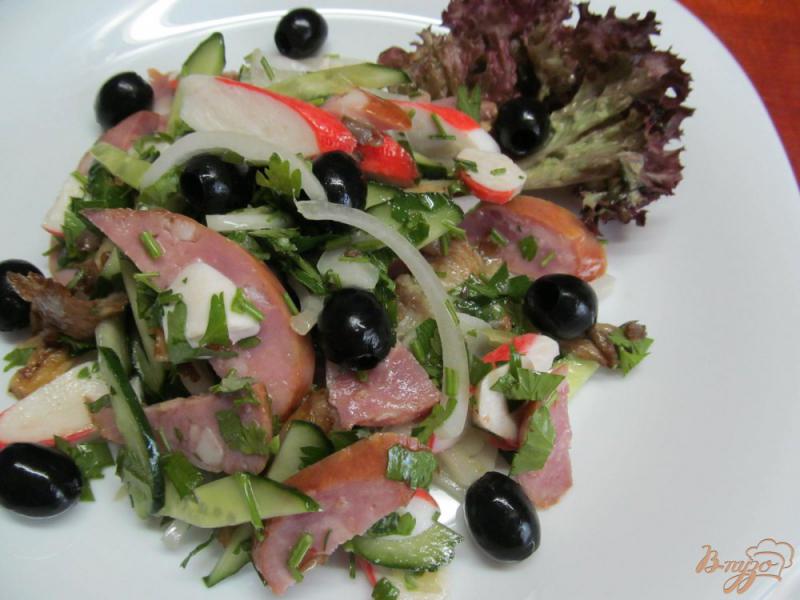 Фото приготовление рецепта: Салат из крабовых палочек и грибов шаг №6