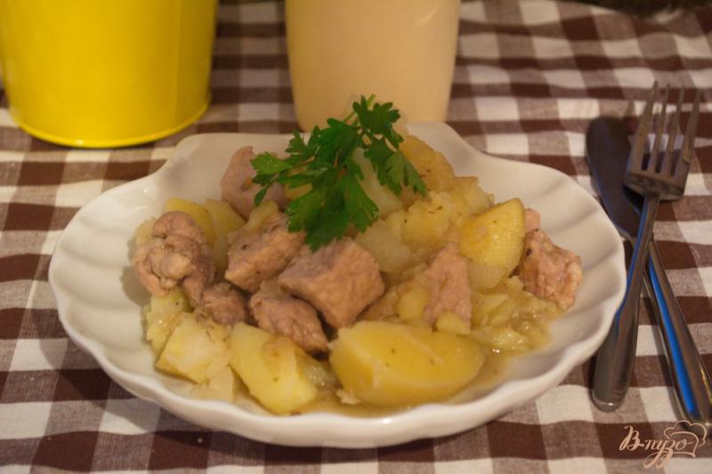 Фото приготовление рецепта: Мясо с картофелем и луком тушеные шаг №7