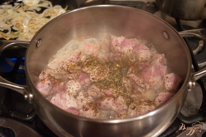 Фото приготовление рецепта: Мясо с картофелем и луком тушеные шаг №5