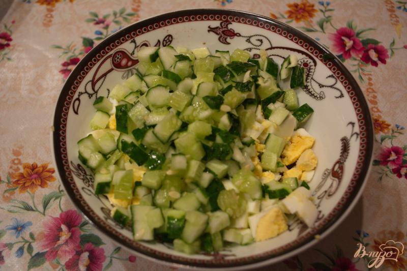 Фото приготовление рецепта: Салат с куриной печенью и огурцом шаг №3