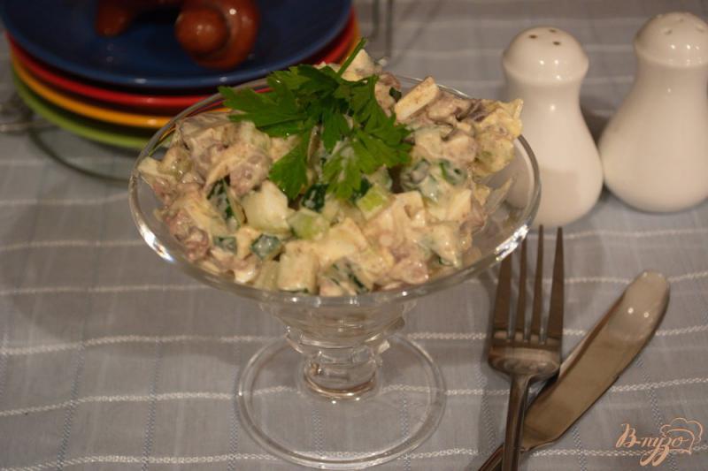 Фото приготовление рецепта: Салат с куриной печенью и огурцом шаг №4