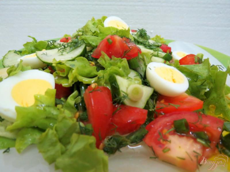 Фото приготовление рецепта: Салат с перепелиными яйцами шаг №7