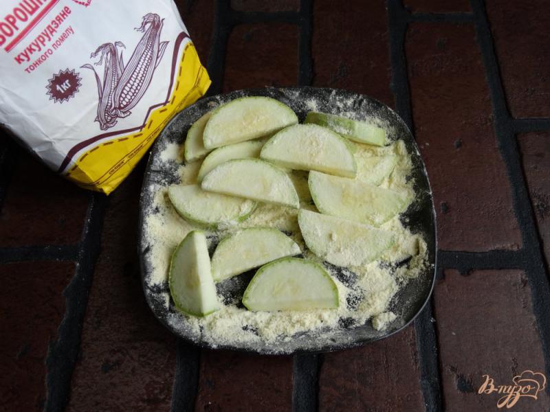 Фото приготовление рецепта: Салат с жареными кабачками и цветной капустой шаг №2