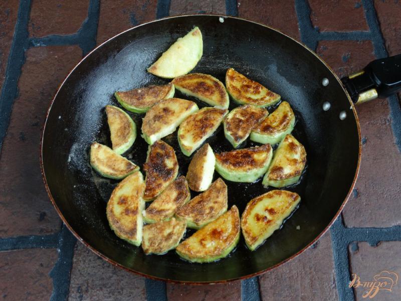 Фото приготовление рецепта: Салат с жареными кабачками и цветной капустой шаг №4