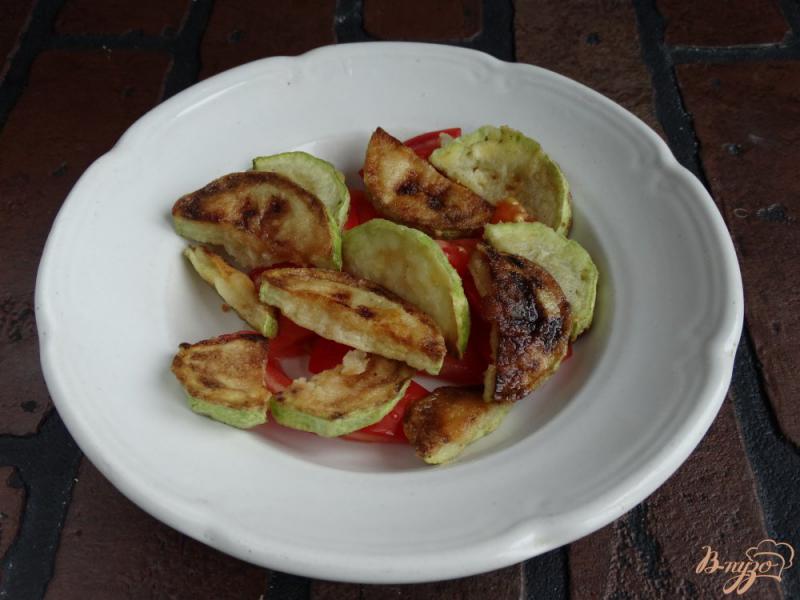 Фото приготовление рецепта: Салат с жареными кабачками и цветной капустой шаг №6