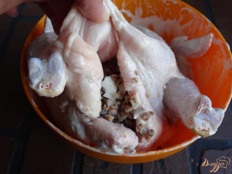 Фото приготовление рецепта: Курица фаршированная гречкой и яйцом шаг №5