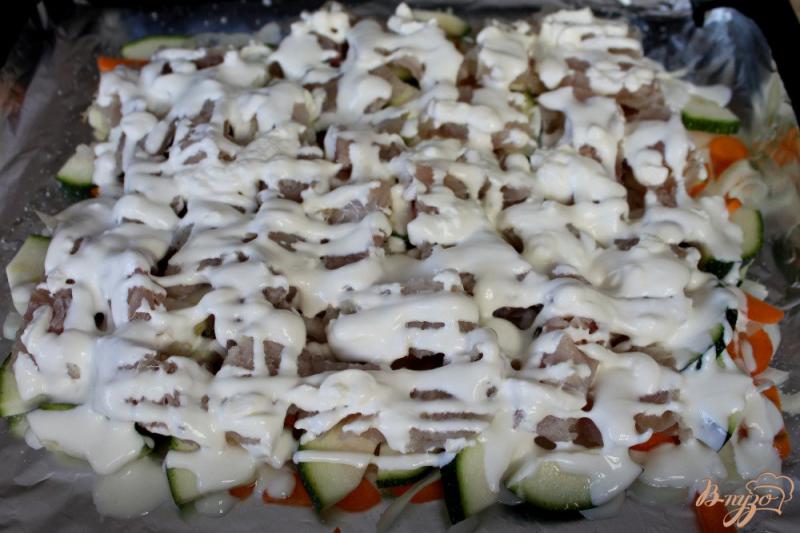 Фото приготовление рецепта: Хек с овощами запеченный в сметане шаг №5