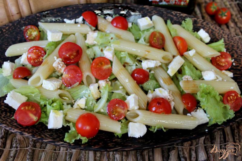 Фото приготовление рецепта: Салат с макаронами, брынзой и черри шаг №5