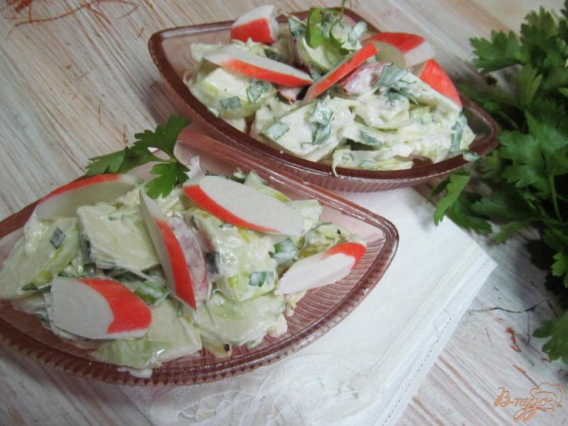 Фото приготовление рецепта: Салат из крабовых палочек яблока и овощей шаг №4